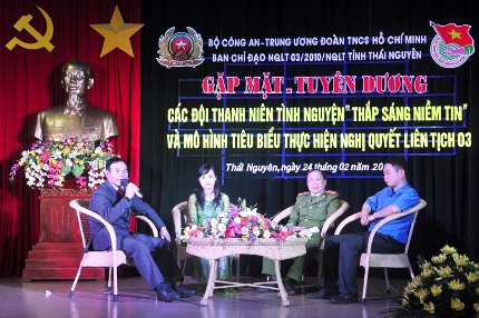 Phạm Đức Sơn -cầm Mic tại chương trình Gặp mặt- tuyên dương các đội Thanh niên tình nguyện Thắp sáng niềm tin và mô hình tiêu biểu thực hiện NQLT 03 của tỉnh Thái Nguyên